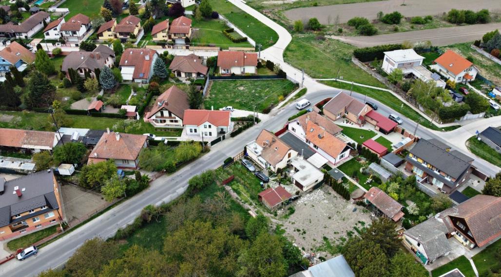 Veľký, poschodový dom v Hrubej Borši s priestranným pozemkom, 190 m2 obytná plocha, 600 m2 pozemok