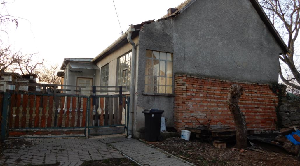 Slnečné dva domy na jednom pozemku,  130 m2, garáž, Kozárovce, okr. Levice