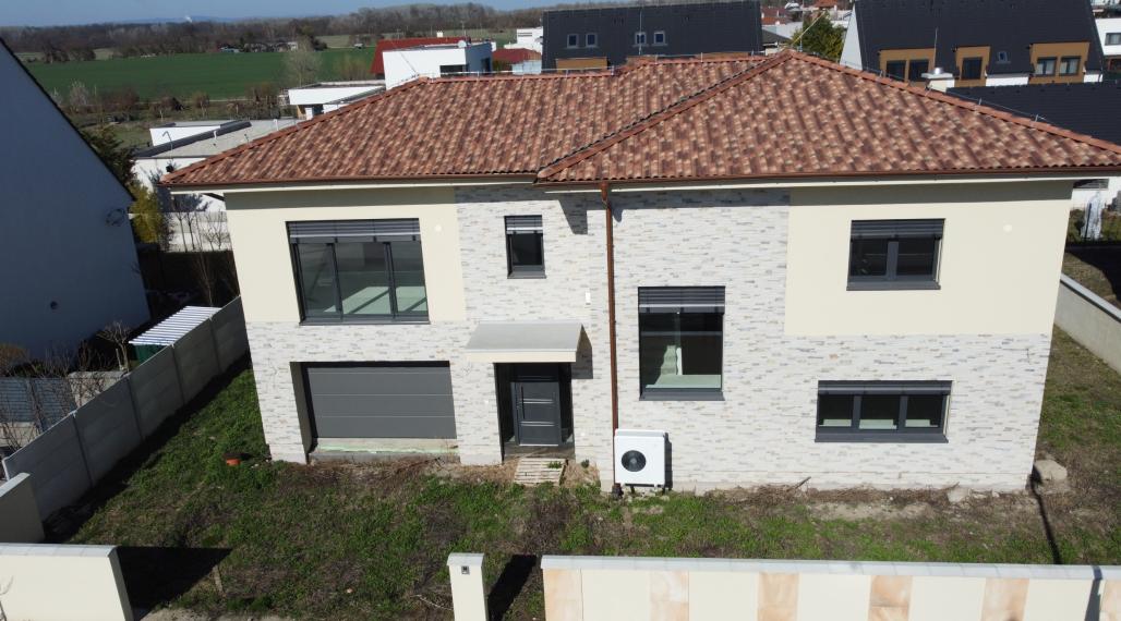 Exkluzívny poschodový dom v lukratívnej lokalite v Čunove, 286 m2, slnečný pozemok 571 m2