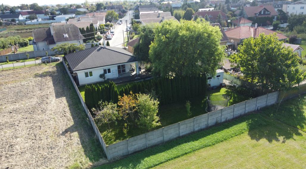 Zánovný 4i-rodinný dom a garáž na pozemku 1087m2 Tomášikovo