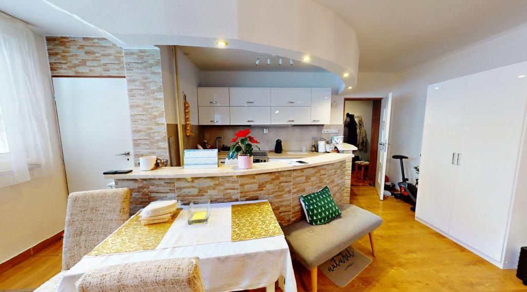 RAJEC - 2-IZBOVÝ BYT PO KOMPLETNEJ REKONŠTRUKCII