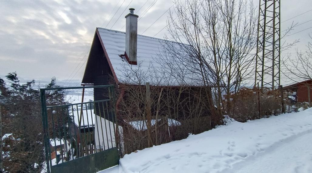 TEPLIČKA NAD VÁHOM-CHATA 4x5m s POZEMKOM 304m2-TOP LOKALITA