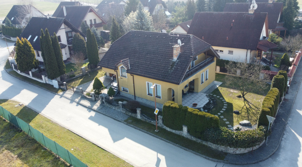 ŽILINA-BYTČICA - 6 IZBOVÝ RODINNÝ DOM+POZEMOK 600m2 + GARÁŽ