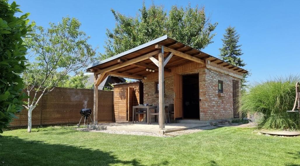 Krásna záhrada v Šali 305 m2 s chatkou pri futbalovom štadióne