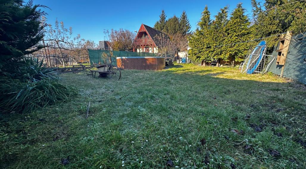 Záhrada Kráľova nad Váhom s bazénom na predaj