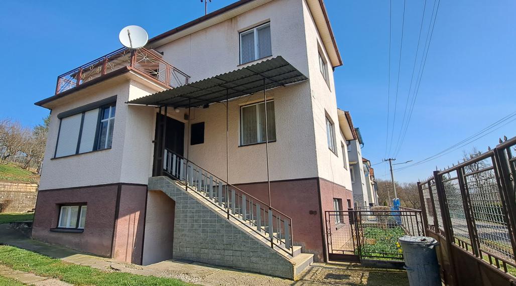 Rodinný dom v obci Lovča aj s garážou a záhradou