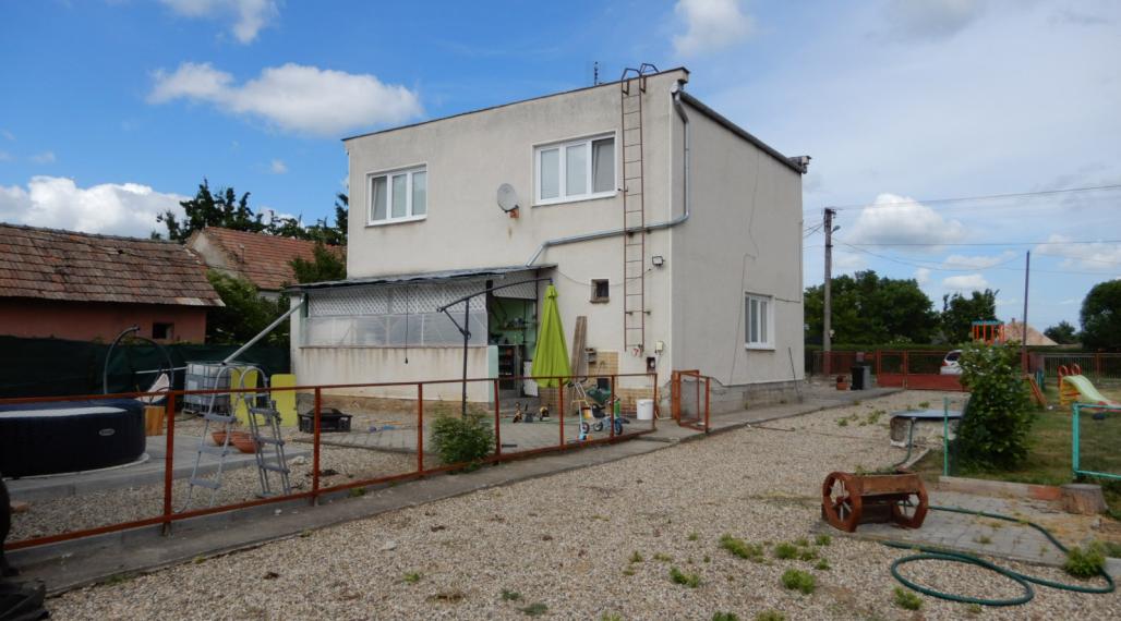 Rodinný dom,140 m2,garáž,letná kuchyňa,Hronovce, okr. Levice