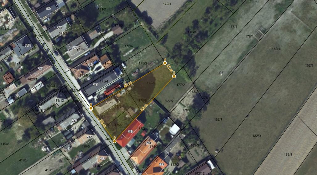 Pozemok so starým domom 1333m2.  Tomášikovo.