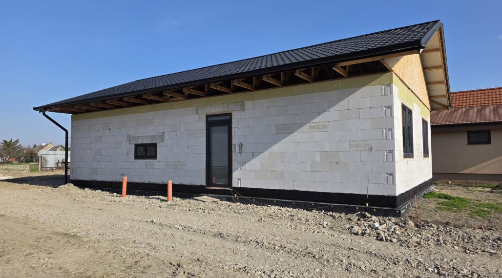 4i Novostavba  stav hrubá stavba pozemok 583m² Dolné Saliby