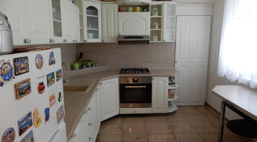 Veľký 3 Izbový byt, 83 m2, rekonštrukcia, Perecká, Levice