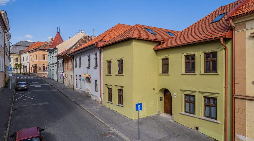 Na predaj dom v centre Levoče so 6 bytmi po rekonštrukcii !!