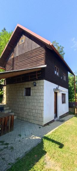 TEPLIČKA NAD VÁHOM-CHATA 4x5m s POZEMKOM 304m2-TOP LOKALITA