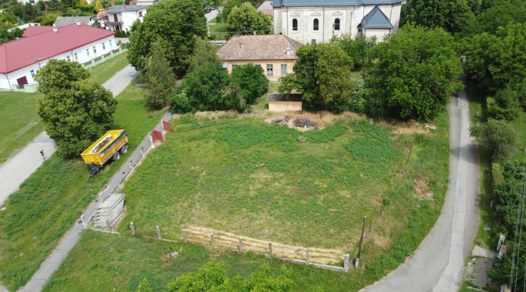 Slnečný pozemok 812 m2, Hronovce, okr. Levice