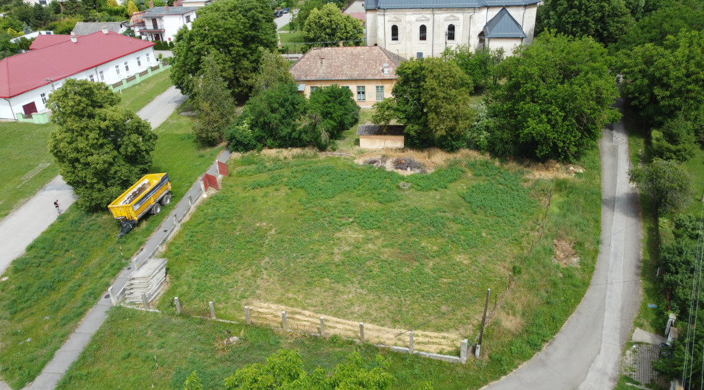 Slnečný pozemok 812 m2, Hronovce, okr. Levice