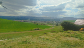 Slnečný pozemok 571m2 s pivnicou – TOP lokalita pri Smižanoch