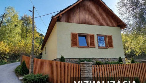 Kamenná chalupa s vlastným potôčikom pod lesom v obci Slovinky