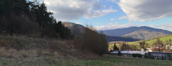 Jaklovce: Pozemok pod lesom s dvojitým potenciálom – Bývanie či Biznis?