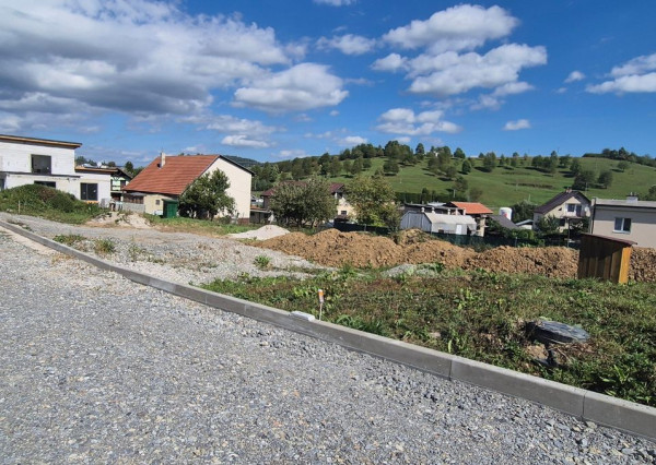 BITAROVÁ - ROVINATÝ POZEMOK O VÝMERE 625m2  + INŽINIERSKÉ SIETE