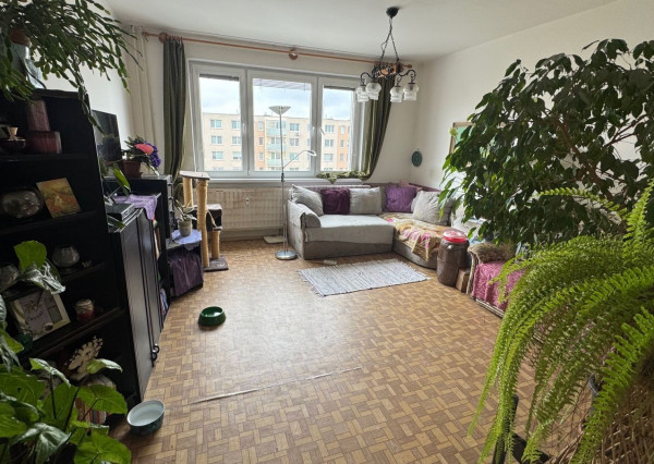 Rezervované!Trojizbový byt s loggiou v Pezinku v pôvodnom stave, ideálny na rekonštrukciu, 62 m2, výborná lokalita