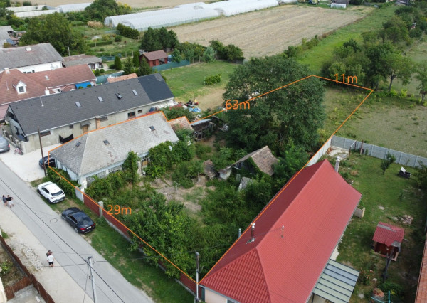 Pozemok so starým domom 1333m2.  Tomášikovo.