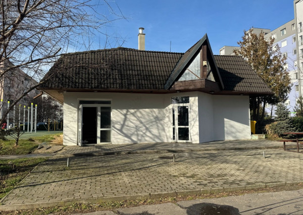 Na prenájom priestor na prevádzku alebo služby v Šaľa-Veča s bytom na poschodí