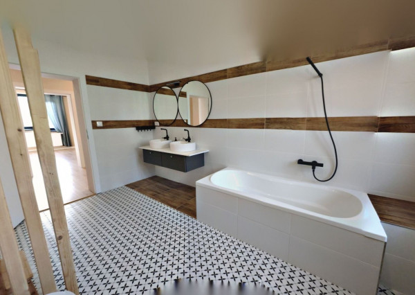 Exkluzívne. Moderný štvorizbový byt s manzardkou a záhradou v Prakovciach