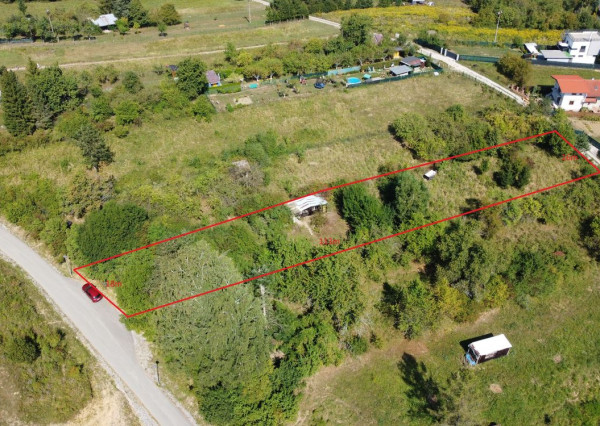 STRÁŽOV - POZEMOK O VÝMERE  1738m2