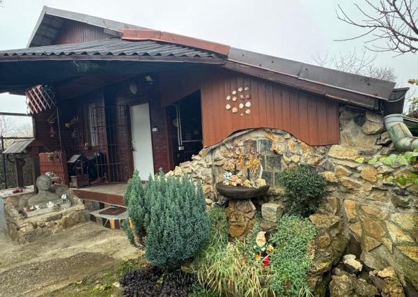 Chata v tesnej blízkosti rieky Váh v OV , v Kráľová nad Váhom