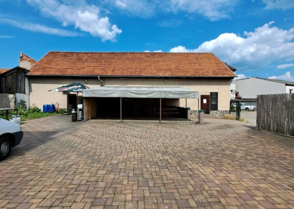 Udržiavaná historická budova v centre 2 na predaj aj s vydláždeným pozemkom a trávnatou plochou.