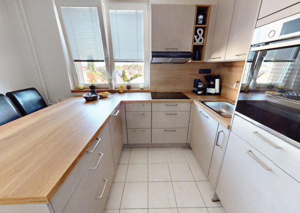 REZERVOVANÉ Exkluzívne 4izbový zariadený byt 81m2 loggia + Výťah Piešťany