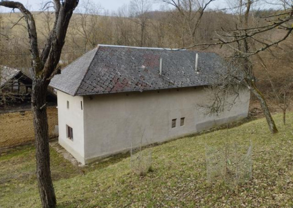 Pozemok s chalupou v obci Podkylava o výmere 8852m2.