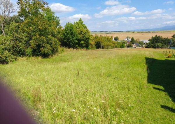 Stavebný pozemok v meste Vrbové o výmere 700m2.