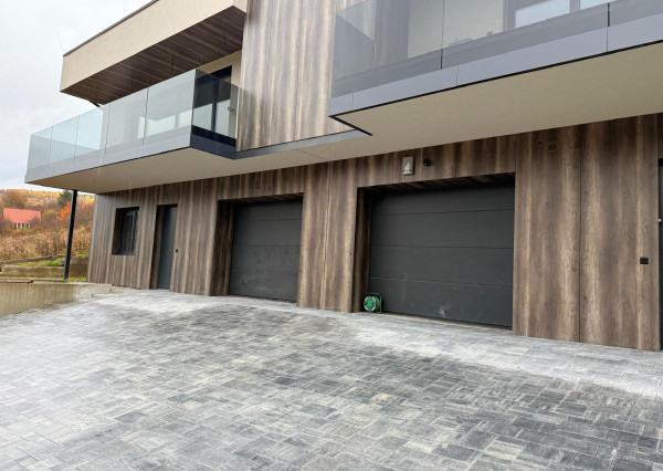 DIVINA - EXKLUZÍVNY 4 IZBOVÝ RODINNÝ DOM - UŽ LEN NASŤAHOVAŤ