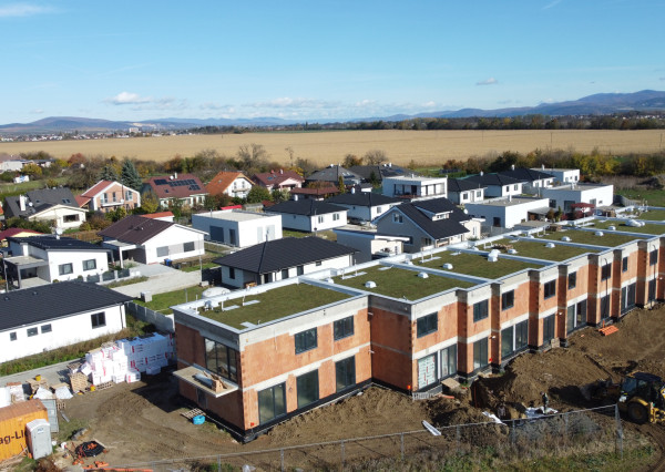 ZAUJÍMAVÉ 3i dom+kuchyňa 1xparkovanie+záhrada160m2 Vrbové