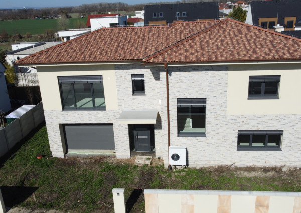 Exkluzívny poschodový dom v lukratívnej lokalite v Čunove, 286 m2, slnečný pozemok 571 m2