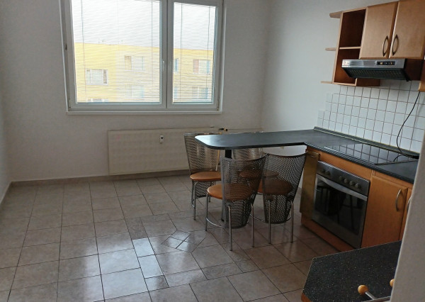 Priestranný 1-izbový byt v top lokalite Šale – ideálny štart aj istá investícia