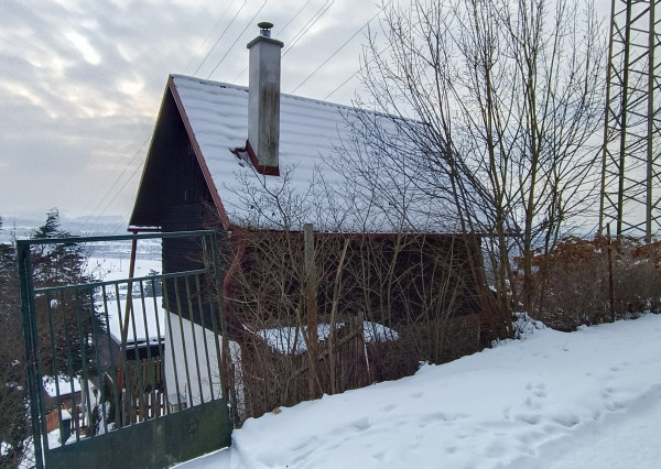 TEPLIČKA NAD VÁHOM-CHATA 4x5m s POZEMKOM 304m2-TOP LOKALITA