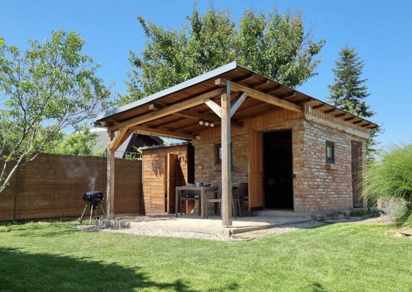 Krásna záhrada v Šali 305 m2 s chatkou pri futbalovom štadióne