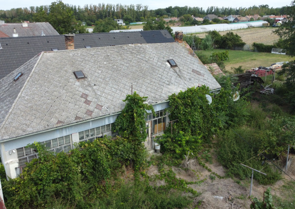 Pozemok so starým domom 1333m2.  Tomášikovo.