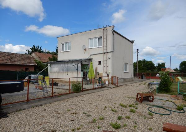 Rodinný dom,140 m2,garáž,letná kuchyňa,Hronovce, okr. Levice