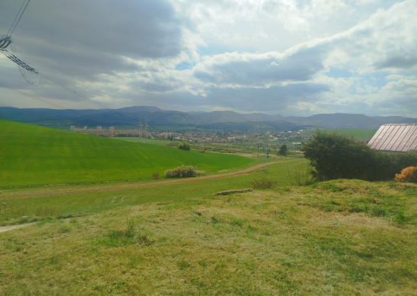 Slnečný pozemok 571m2 s pivnicou – TOP lokalita pri Smižanoch