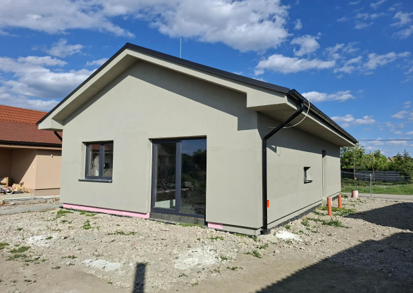 4i Novostavba  stav hrubá stavba pozemok 583m² Dolné Saliby