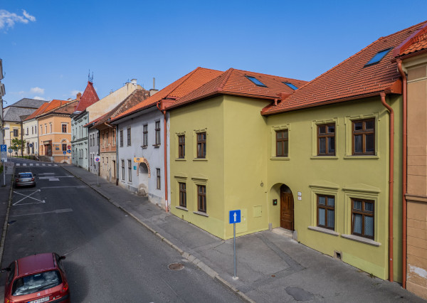 Na predaj dom v centre Levoče so 6 bytmi po rekonštrukcii !!