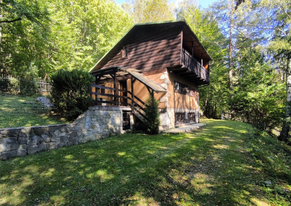 CHATA UPROSTRED LESA, POZEMOK 1782m2, ČADCA - BREHY