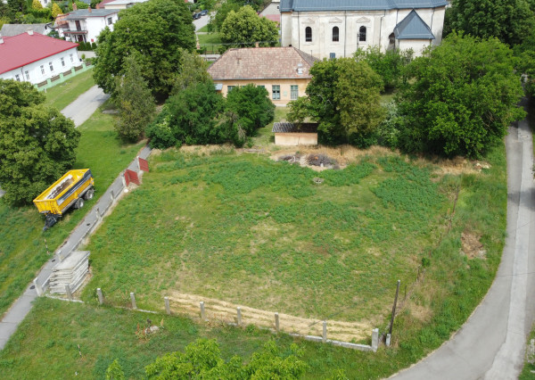 Slnečný pozemok 812 m2, Hronovce, okr. Levice