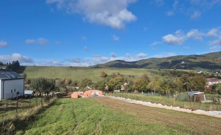 STRÁNSKE - SLNEČNÝ STAVEBNÝ POZEMOK VÝMERA 694m2