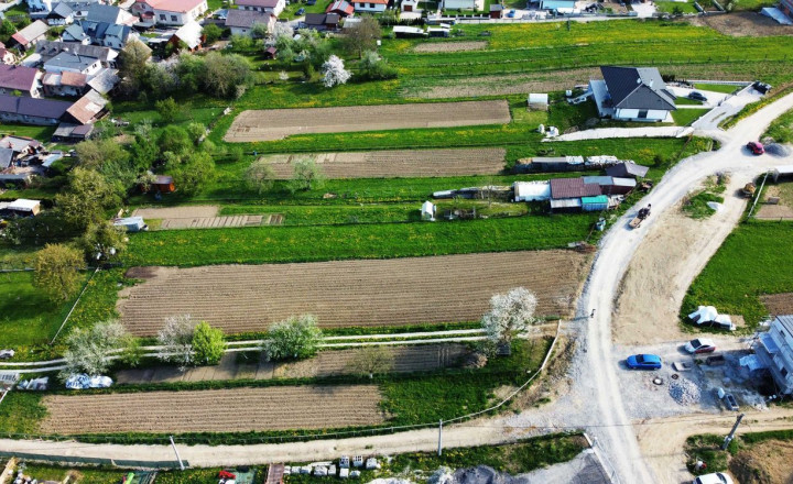 STRÁNSKE - SLNEČNÝ STAVEBNÝ POZEMOK VÝMERA 694m2 - fotografia 3