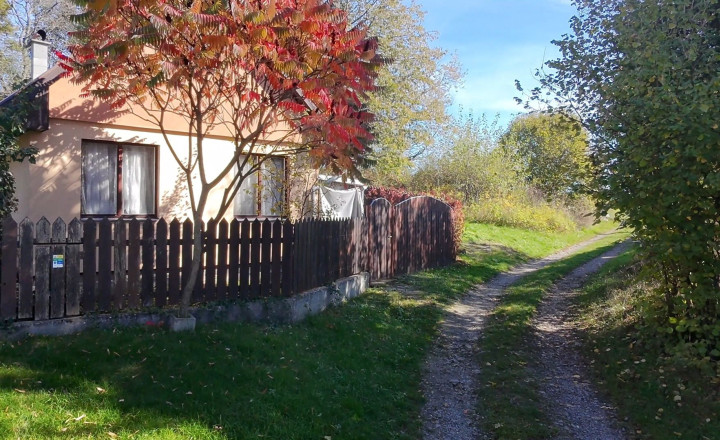 Chata v hornej časti Hronskej Dúbravy na predaj - fotografia 1