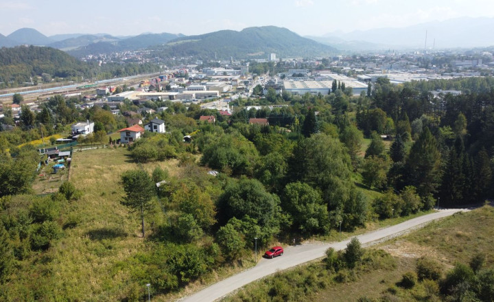 STRÁŽOV - POZEMOK O VÝMERE  1738m2 - fotografia 1