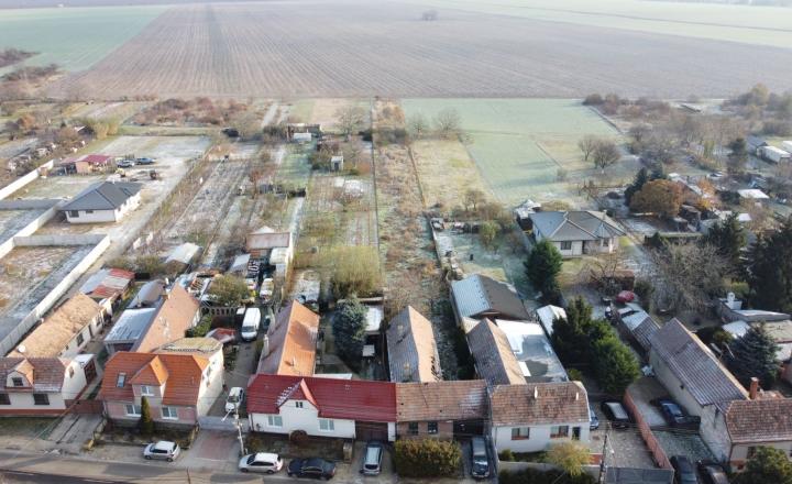 Znížená cena! Skvelá investičná príležitosť! Pozemok s rozlohou až 2142 m2 so všetkými IS, Slovenský Grob - fotografia 1